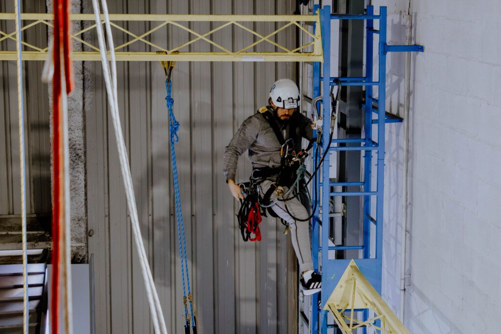 Líneas de vida: tipos, normativa y cómo elegir el mejor sistema de seguridad para trabajos en altura 2 Líneas de vida